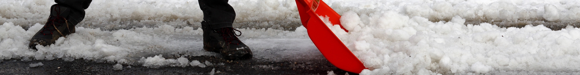 Pelle à neige pour automobile équipée d'une poignée - Novap