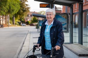 personne à mobilité réduite arrêt de bus
